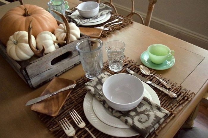 Farmhouse thanksgiving table decor