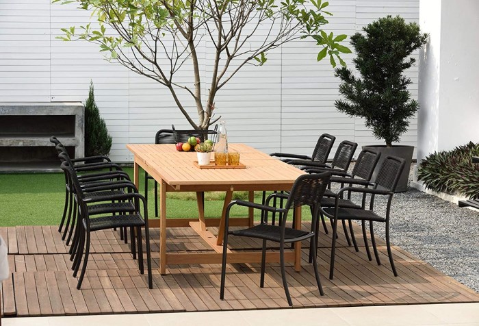 Outdoor dining table decor