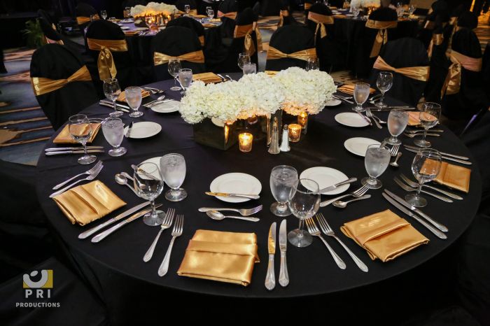 Gold and red table decor