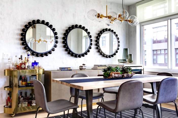 Dining room wall decor with mirror