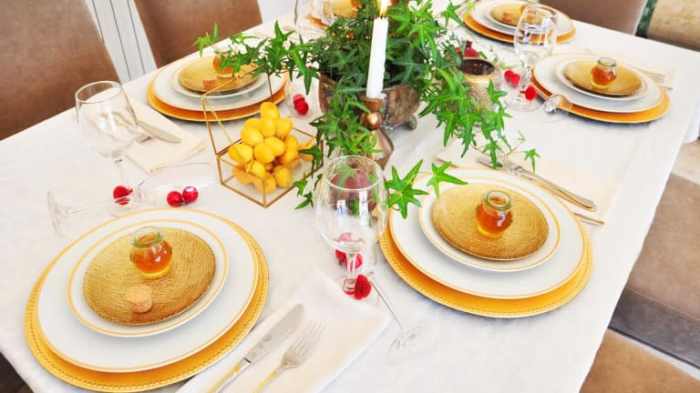 Elegant rosh hashanah table decor