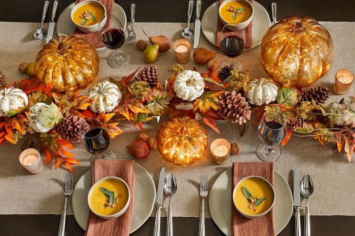 Farmhouse thanksgiving table decor